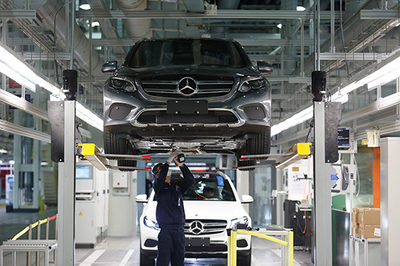長期停產導致巨額虧損，北京奔馳向政府申請?zhí)崆皬彤a以挽救汽車銷售